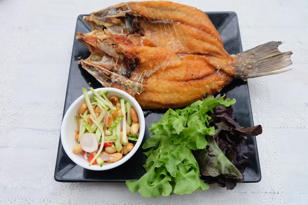 Pescado despedido con salsa de pescado deliciosa comida tailandesa (Snapper rematado con salsa ) — Foto de Stock