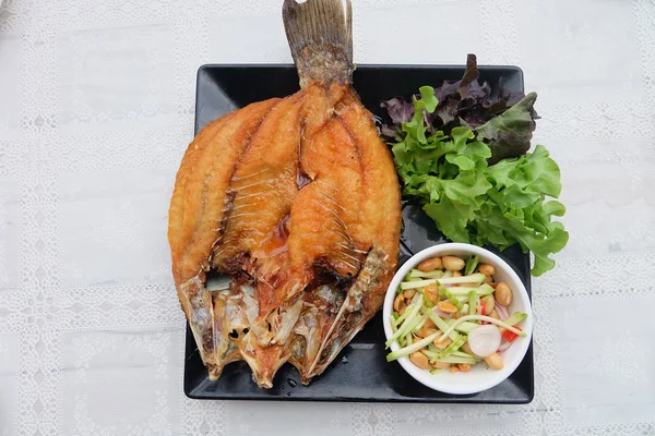 Pescado despedido con salsa de pescado deliciosa comida tailandesa (Snapper rematado con salsa ) — Foto de Stock