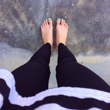 Yukarıdan görülen kadın ayaklar ve bacaklar. Selfie