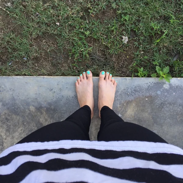 Donna piedi e gambe visti dall'alto. Selfie — Foto Stock