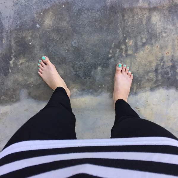 Woman Feet and Legs Seen From Above. Selfie — Stock Photo, Image