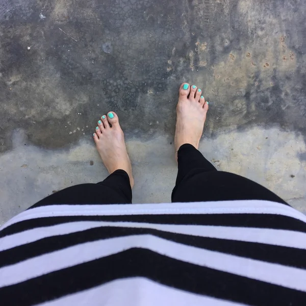 Pieds et jambes de femme vus d'en haut. Selfie — Photo