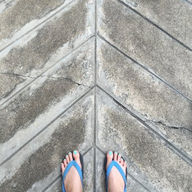 Çıplak kadın ayaklar zemin veya zemin. Üst görünüm