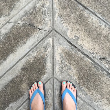 Çıplak kadın ayaklar zemin veya zemin. Üst görünüm