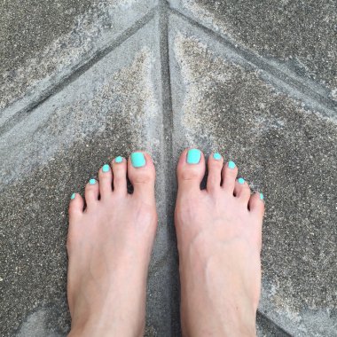 Çıplak kadın ayaklar zemin veya zemin. Üst görünüm 