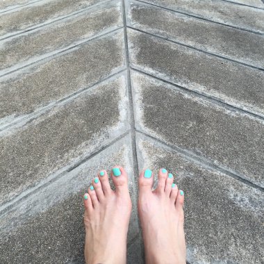 Çıplak kadın ayaklar zemin veya zemin. Üst görünüm 