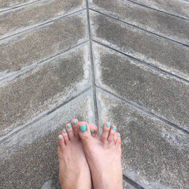 Çıplak kadın ayaklar zemin veya zemin. Üst görünüm 