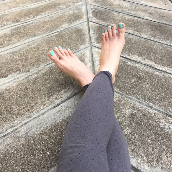 Bare Woman Feet on Ground or Floor. Top View — Stock Photo, Image