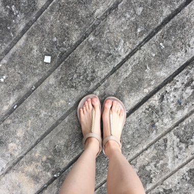 Kadın altın Flipflop zemin veya zemin. Üst görünüm 