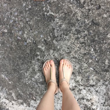 Kadın altın Flipflop zemin veya zemin. Üst görünüm 