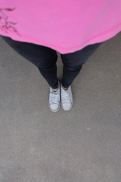 Półbuty gumowe na tle miejski nieczysty. Obraz koncepcyjny nogi w buty na miasto. Nogi buty spaceru w odkrytym. Hipster Selphie współczesnej młodzieży — Zdjęcie stockowe