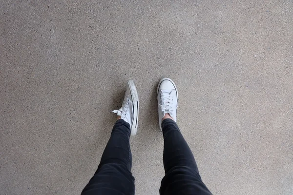Gumshoes on Urban Grunge Background (en inglés). Imagen conceptual de las piernas con botas en la ciudad. Zapatos de pie caminando al aire libre. Joven Selphie moderno Hipster —  Fotos de Stock