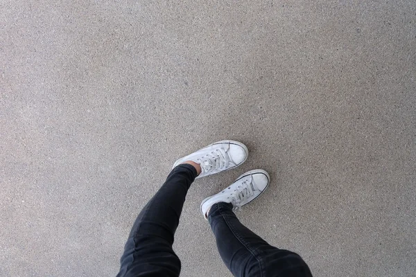 Γαλότσα σε αστικό Grunge φόντο. Εννοιολογική εικόνα του πόδια σε μπότες για την πόλη. Feet παπούτσια Περπάτημα στην εξωτερική. Selphie του σύγχρονη Hipster νεολαία — Φωτογραφία Αρχείου