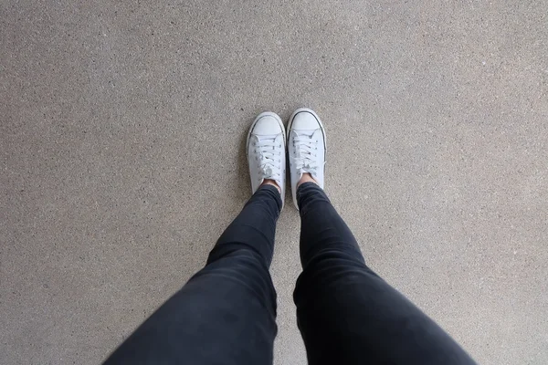 Lastikbotlar kentsel Grunge arka plan üzerinde. Şehir botları bacaklarda kavramsal görüntü. Ayak ayakkabı içinde açık yürüyüş. Gençlik Selphie Modern Hipster
