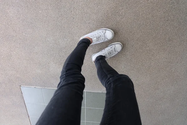 Gummistiefel auf urbanem Grunge-Hintergrund. konzeptionelles Bild von Beinen in Stiefeln auf der Stadt. Füße Schuhe, die im Freien laufen. Jugend-Selfie moderner Hipster — Stockfoto