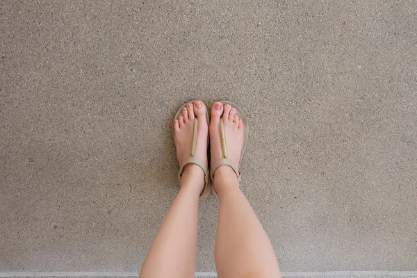 Pernas Femininas em Sapatos de Moda ou Flip Flop Isoladas em Fundo Terrestre — Fotografia de Stock