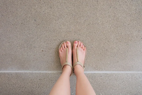 Kobiece nogi w buty moda lub Flip Flop na białym tle na tle ziemi — Zdjęcie stockowe