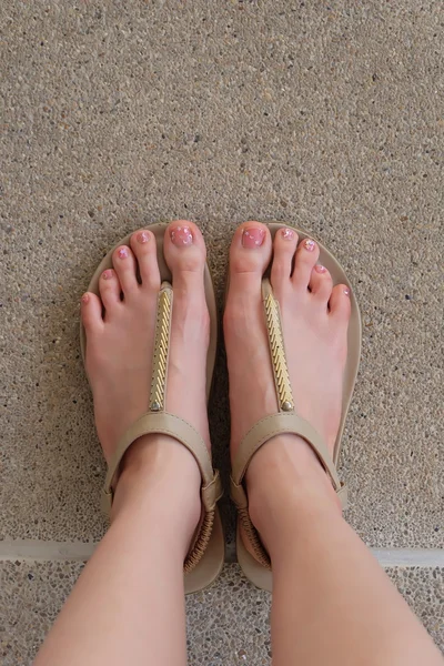 Pernas Femininas em Sapatos de Moda ou Flip Flop Isoladas em Fundo Terrestre — Fotografia de Stock