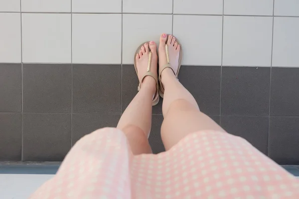 Şık kadın ayakkabı giyen veya Flip Flop — Stok fotoğraf