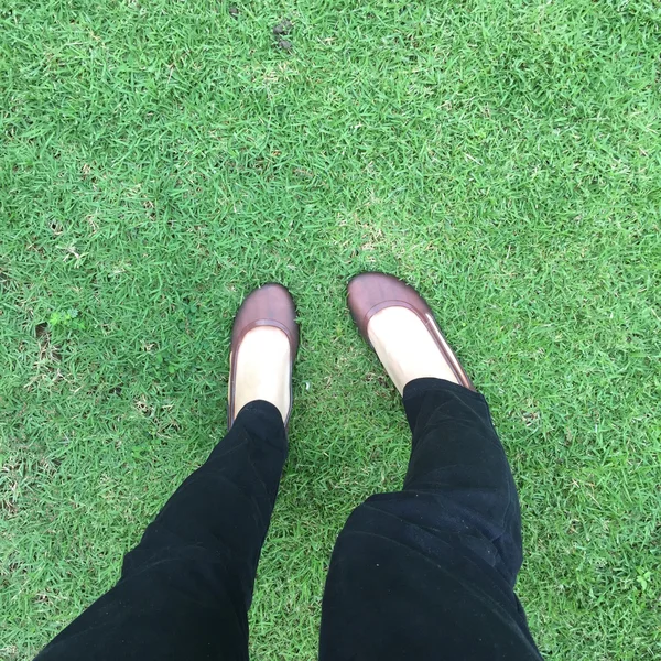 Close Up Of Stylish Female Shoes. Foot standing On The Grass Seen From Above — Stock Photo, Image