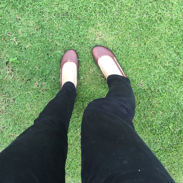 Close Up Of Stylish Female Shoes. Foot standing On The Grass Seen From Above — Stock Photo, Image