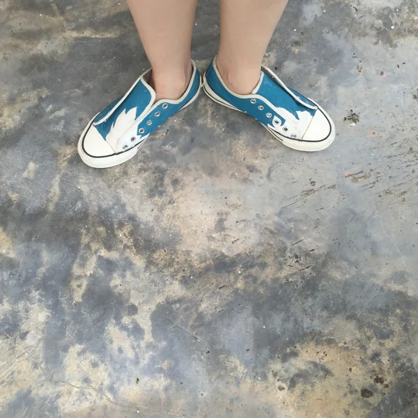 Fiatal nő fehér és zöld cipők, a város utcáin. Divat — Stock Fotó