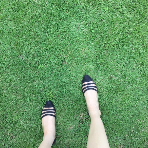 Gros plan de chaussures féminines élégantes. Chaussures de mode de plein air chaussures concept sur fond d'herbe — Photo