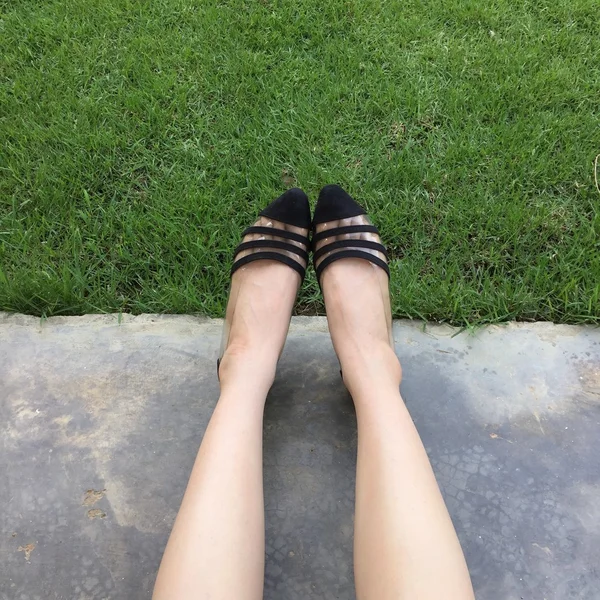 Primo piano di scarpe femminili alla moda. Scarpe moda outdoor concetto di calzature su sfondo erba — Foto Stock