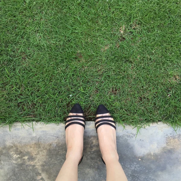 Primer plano de zapatos femeninos con estilo. Zapatos de moda al aire libre concepto de calzado sobre fondo de hierba —  Fotos de Stock