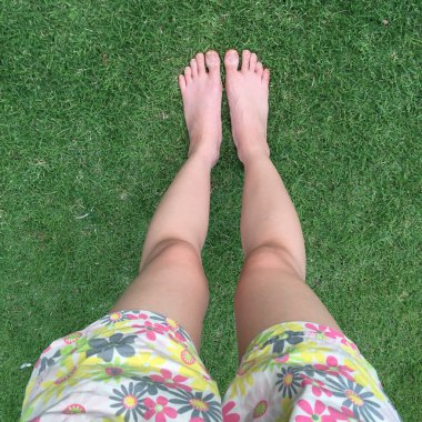 Ayak ve bacaklar yeşil çim arka plan üzerinde 