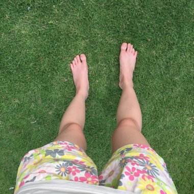 Ayak ve bacaklar yeşil çim arka plan üzerinde 