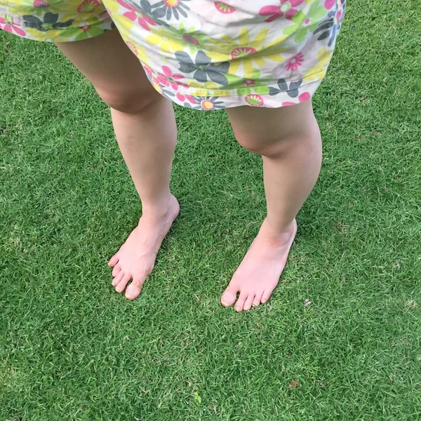 Ноги і ноги на фоні зеленої трави — стокове фото