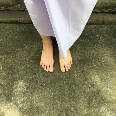 Rahatlama için sokakta yürüyen kadın Budist