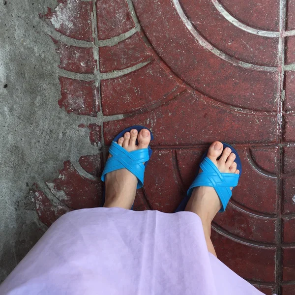 Närbild på en kvinnas blå tofflor buddhistiska gå på gatan eller marken för avslappning och Meditation — Stockfoto