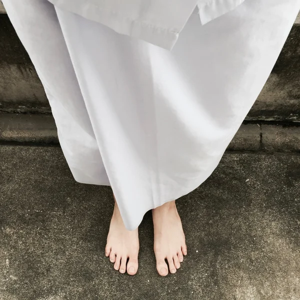 Femme bouddhiste marche sur la rue pour se détendre — Photo