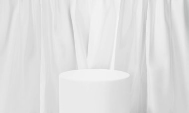 Soyut boş sahne perdesi. Arka planda ipek kumaşlı 3D beyaz podyum. Kozmetik, model ve ekran ürünleri için 3D hazırlama. Yaratıcı fikir, asgari sahne. İç tasarım.