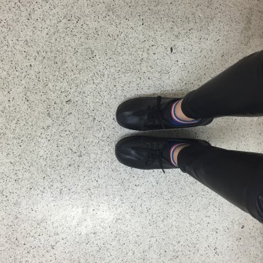 Yukarıdan ayak ve kadın bacaklar. Selfie