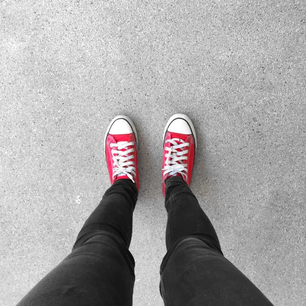 Gummistiefel auf urbanem Grunge-Hintergrund. Bild von Beinen in Stiefeln auf der Straße der Stadt. — Stockfoto