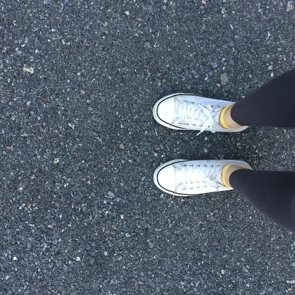 Πόδια και τα πόδια που φαίνεται από τα ανωτέρω. Selfie — Φωτογραφία Αρχείου