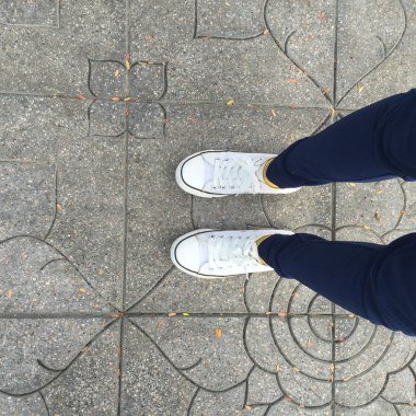 Ayak ve bacaklar yukarıda da görüleceği. Selfie