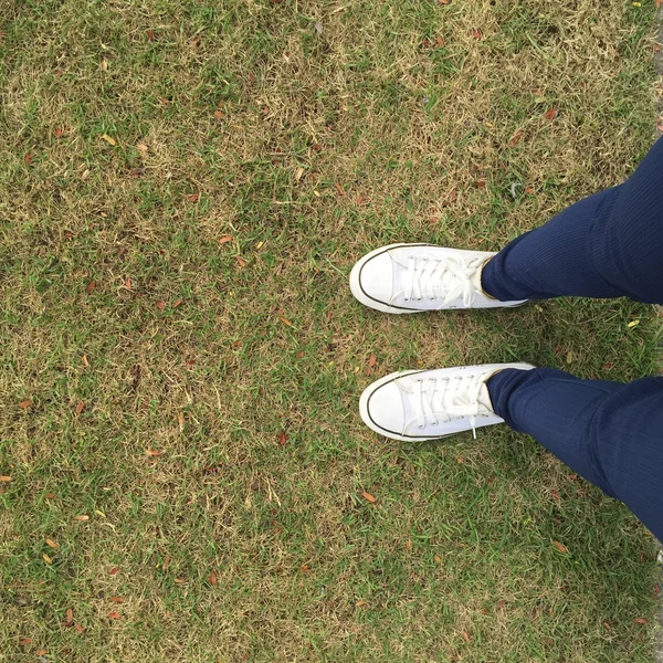 Πόδια και τα πόδια που φαίνεται από τα ανωτέρω. Selfie — Φωτογραφία Αρχείου