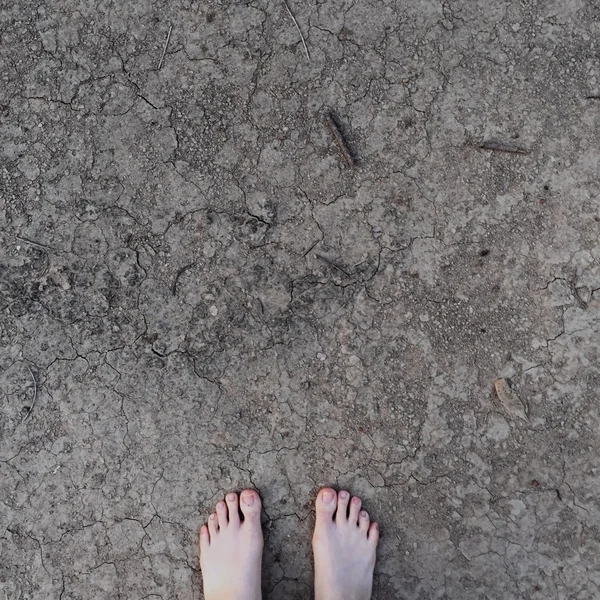 Naakte voeten op droge grond — Stockfoto