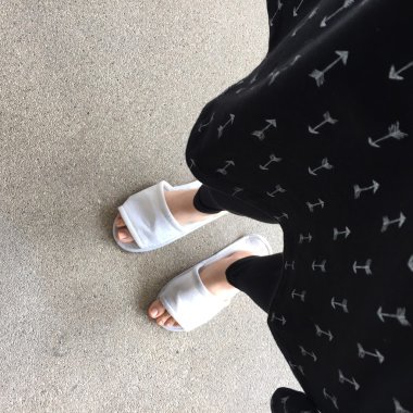 Ayakta bir kadının beyaz tüylü terlikler yakın çekim