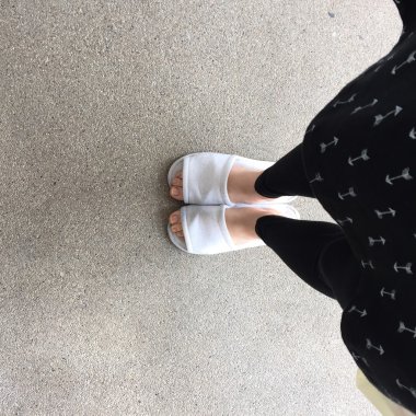 Ayakta bir kadının beyaz tüylü terlikler yakın çekim