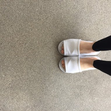 Ayakta bir kadının beyaz tüylü terlikler yakın çekim