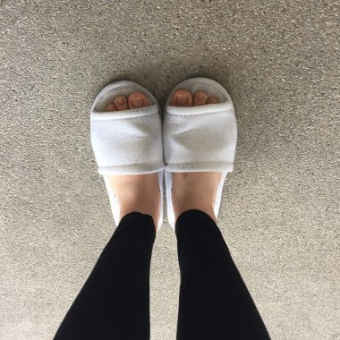 Ayakta bir kadının beyaz tüylü terlikler yakın çekim