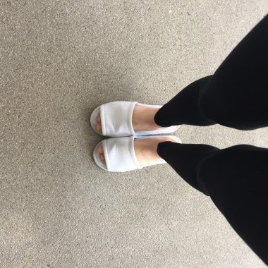 Ayakta bir kadının beyaz tüylü terlikler yakın çekim