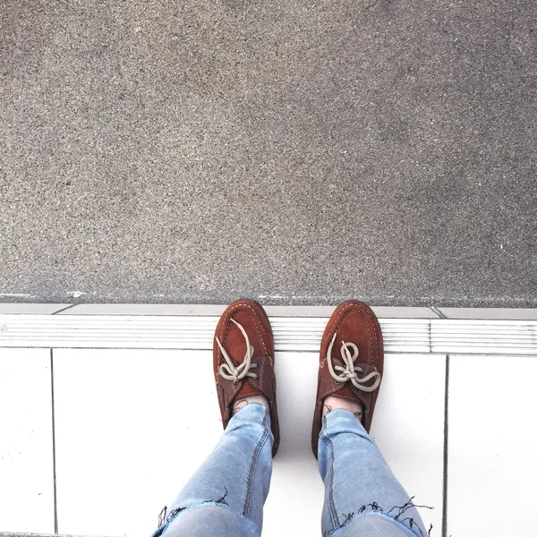 Селфи обуви с дверным ковриком — стоковое фото