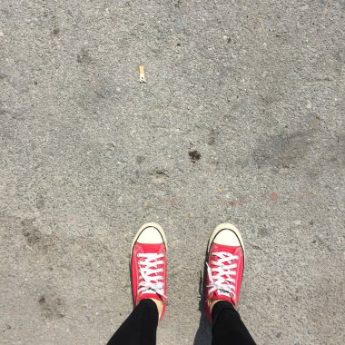 Kırmızı Sneakers Ayakkabı yürüyüş üzerinde kirli beton üst görünüm