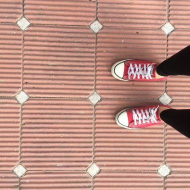 Kırmızı Sneakers Ayakkabı yürüyüş üzerinde kirli beton üst görünüm